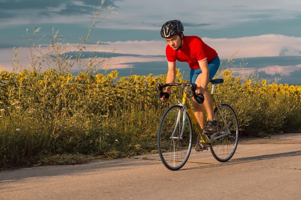 Hombre pedaleando parado en la bicicleta