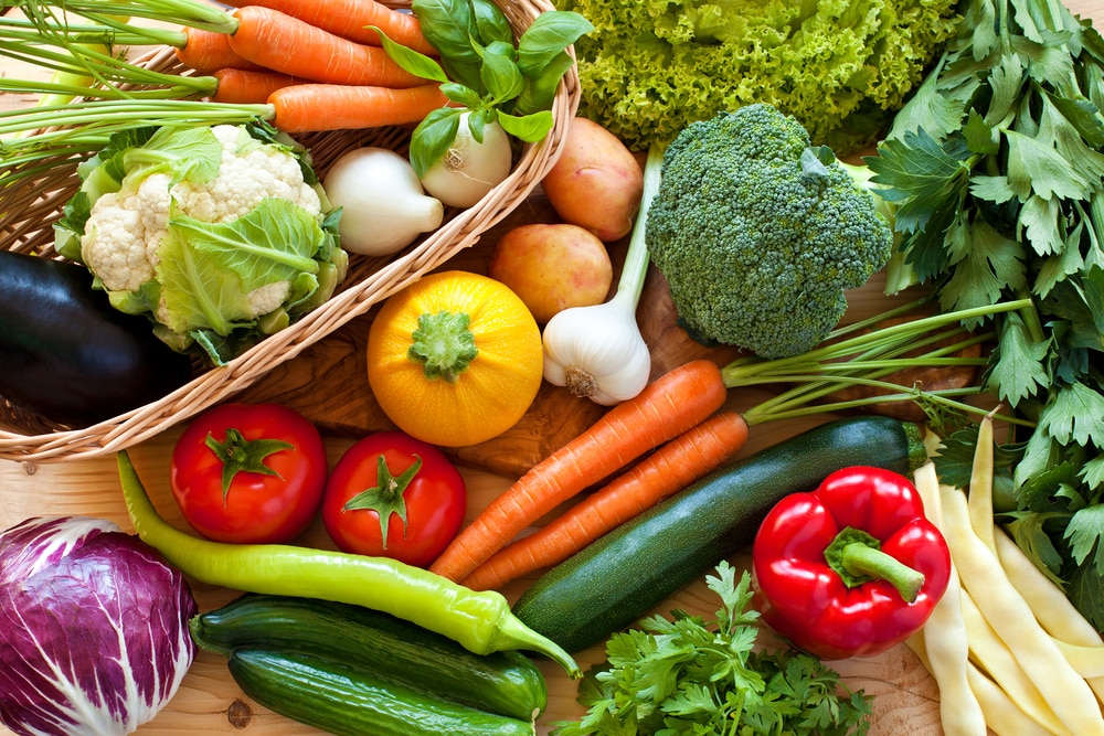 Una mezcla de vegetales crudos y coloridos.