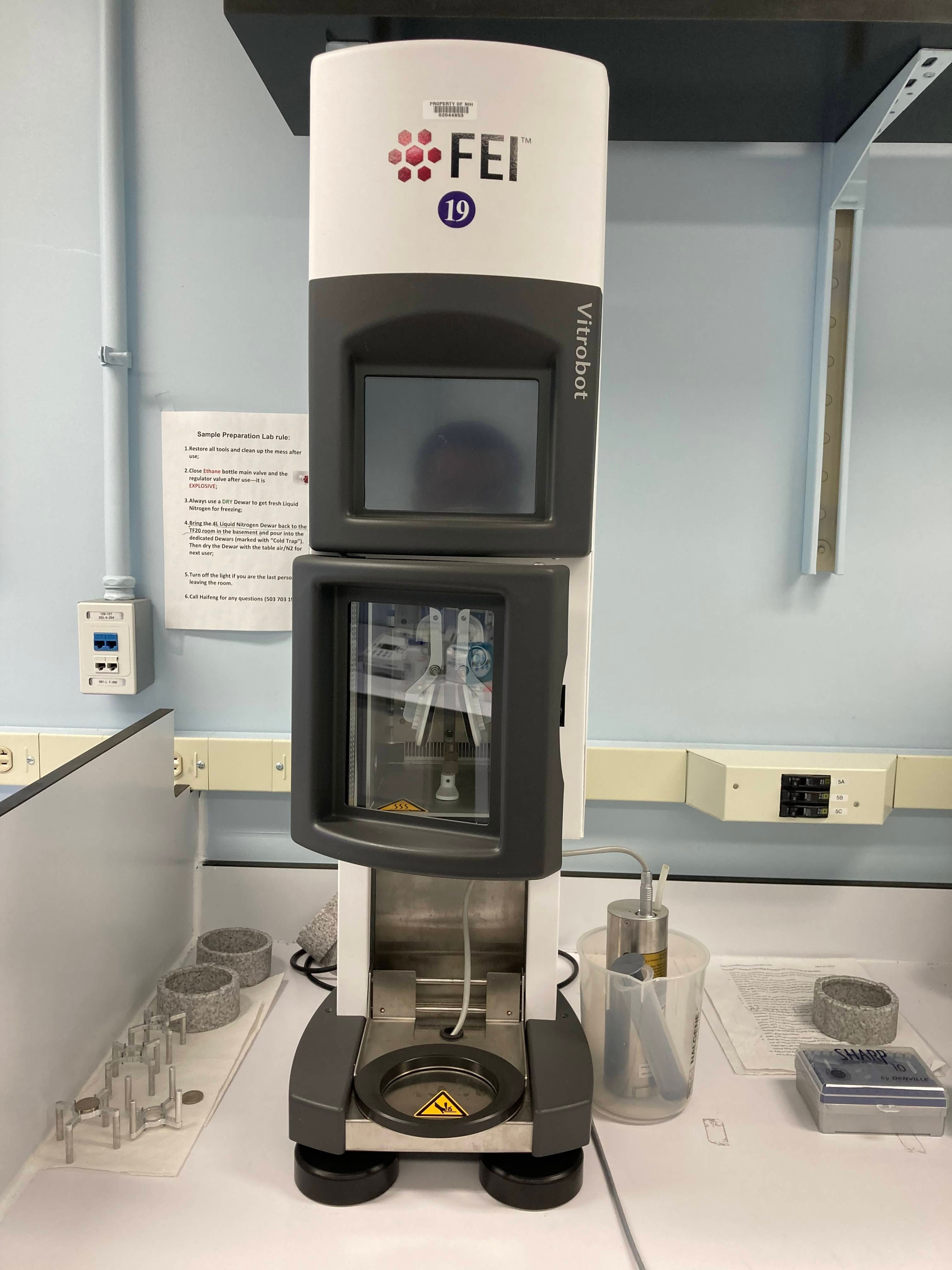 Photo of the Vitrobot.